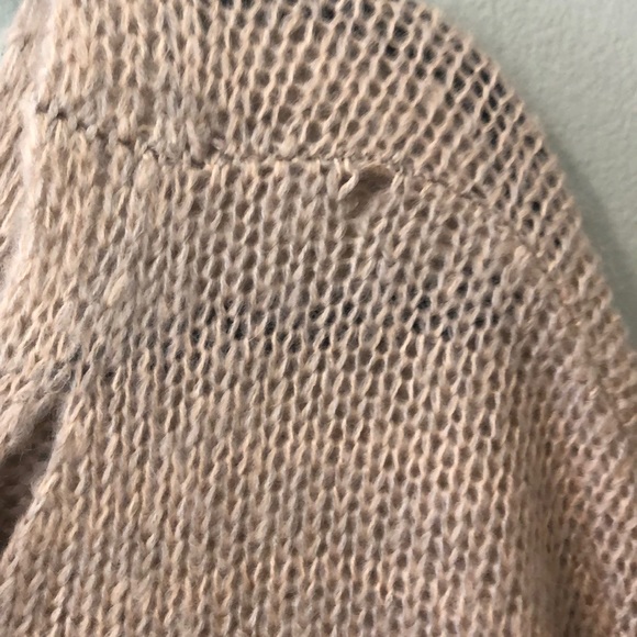 Light pink oversized sweater with low back. - Picture 6 of 6